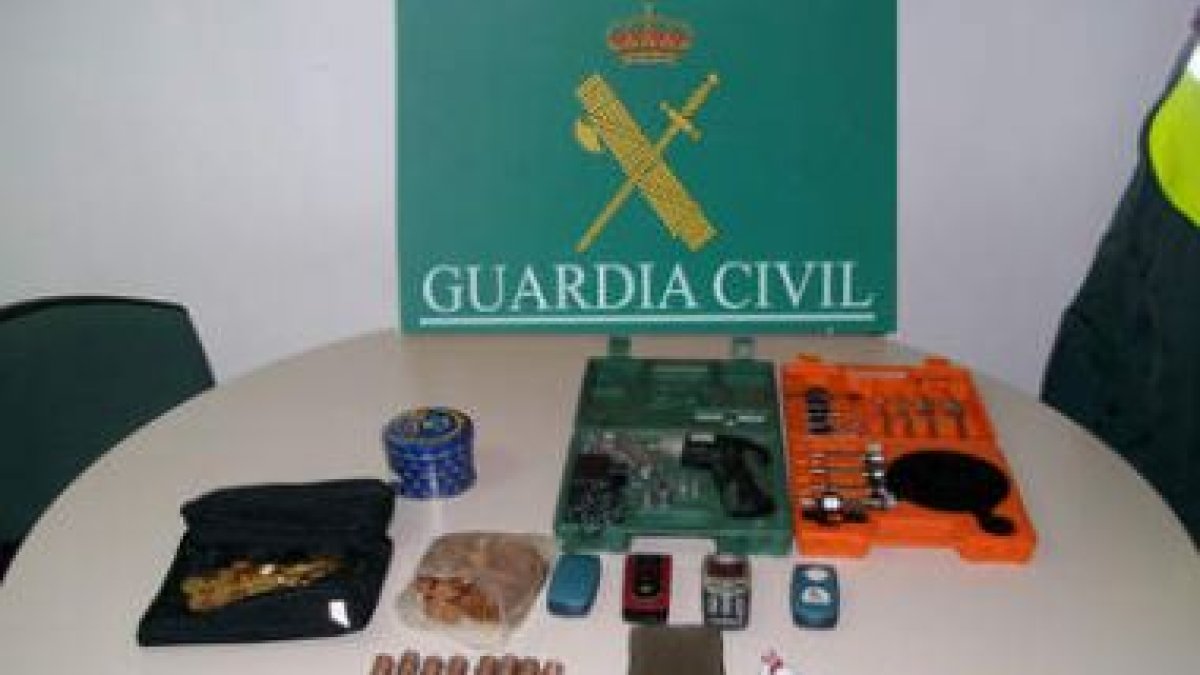 Imagen del hachís y de otros efectos incautados a los tres detenidos por la Guardia Civil.