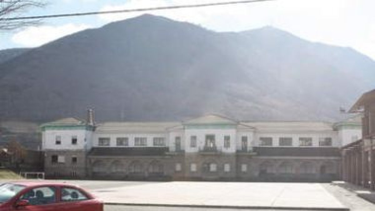 El parador iba a ocupar las parcelas del antiguo colegio, en la imagen, y del matadero.