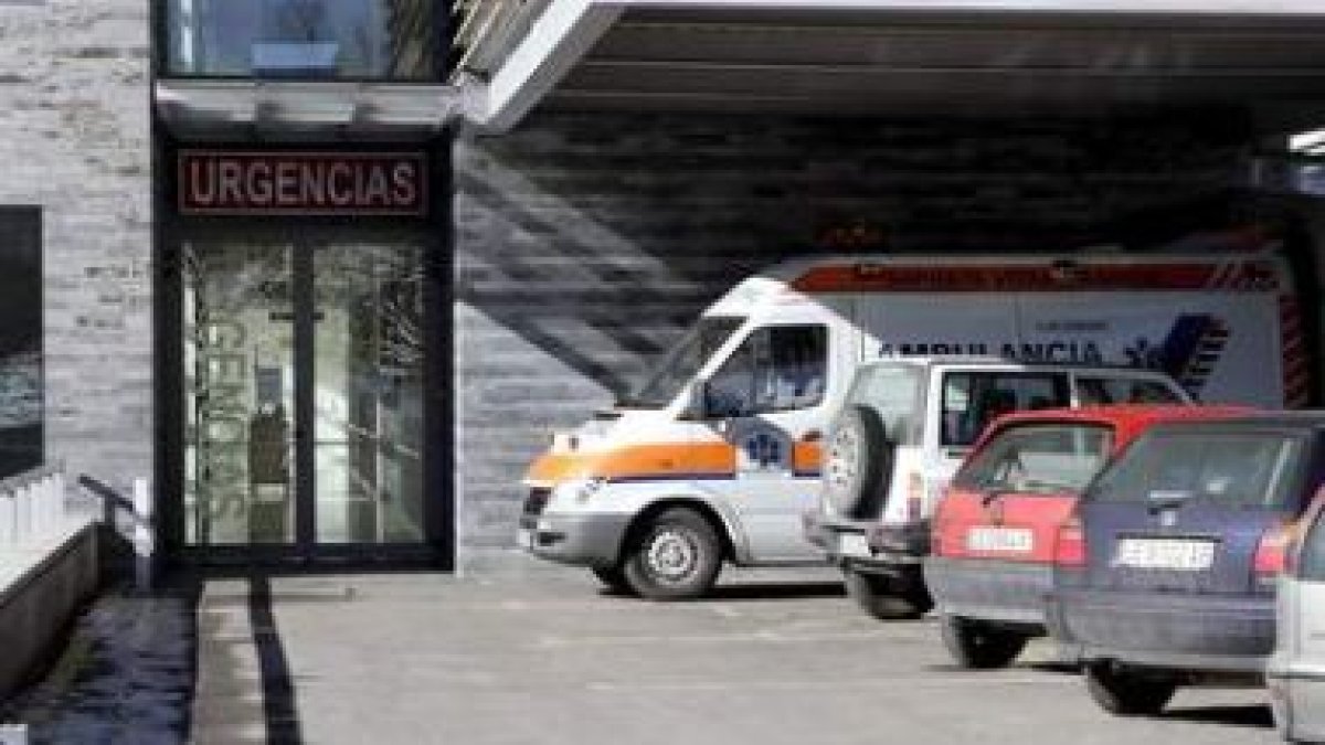 La única ambulancia de la comarca, junto a las puertas del centro de salud, en una imagen de archivo
