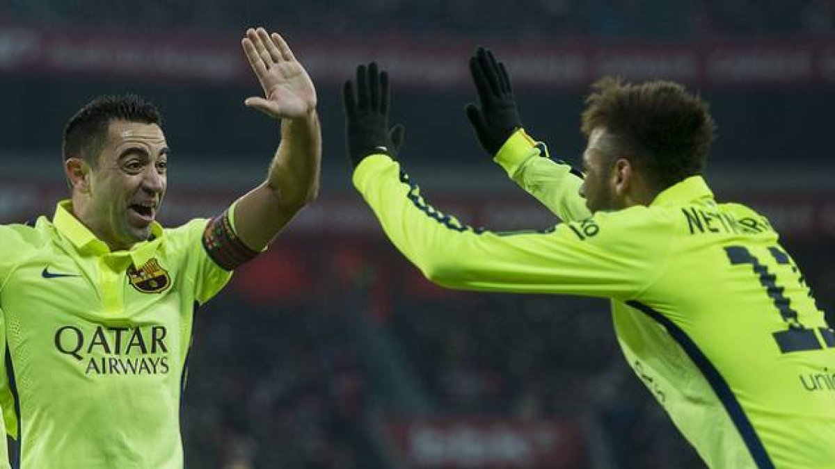 Xavi y Neymar celebran uno de los goles del Barça en San Mamés.