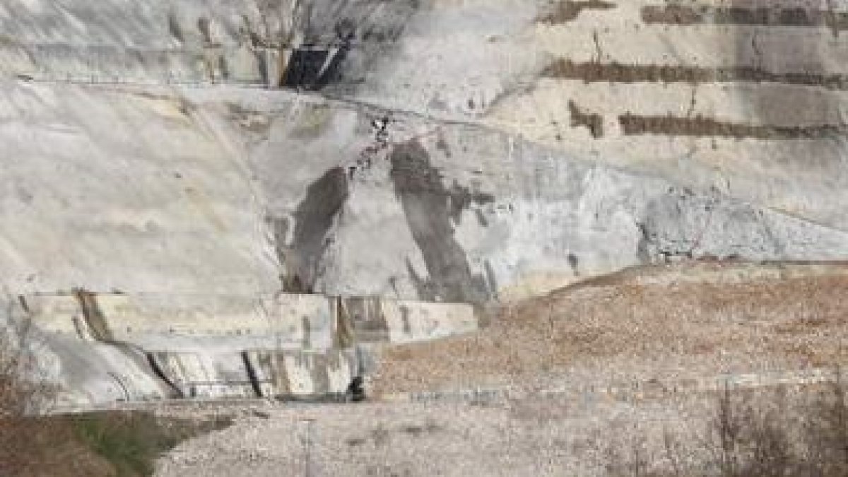 Primer plano de la magnitud de la escollera sobre el túnel.