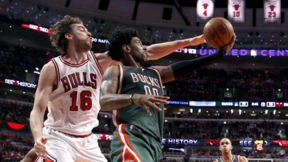 Pau Gasol pelea bajo canasta en el partido disputado en el United Center de Chicago.