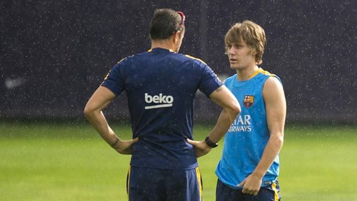 Halilovic habla con Luis Enrique.