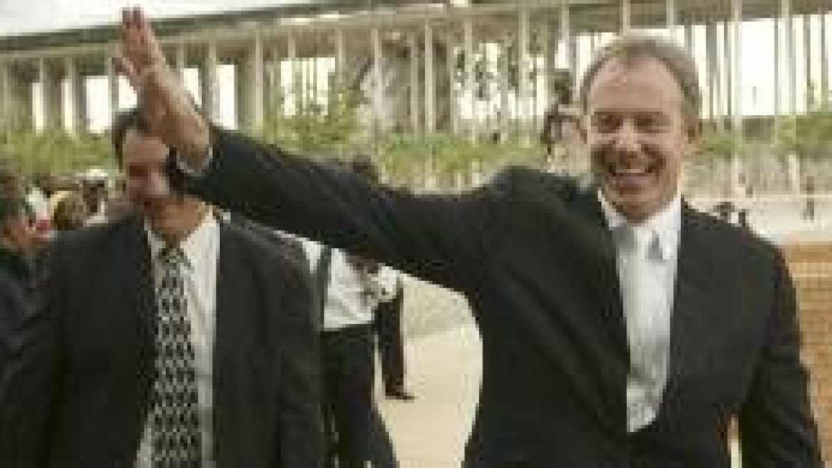 Tony Blair ayer, en Soweto, antes de partir hacia Londres