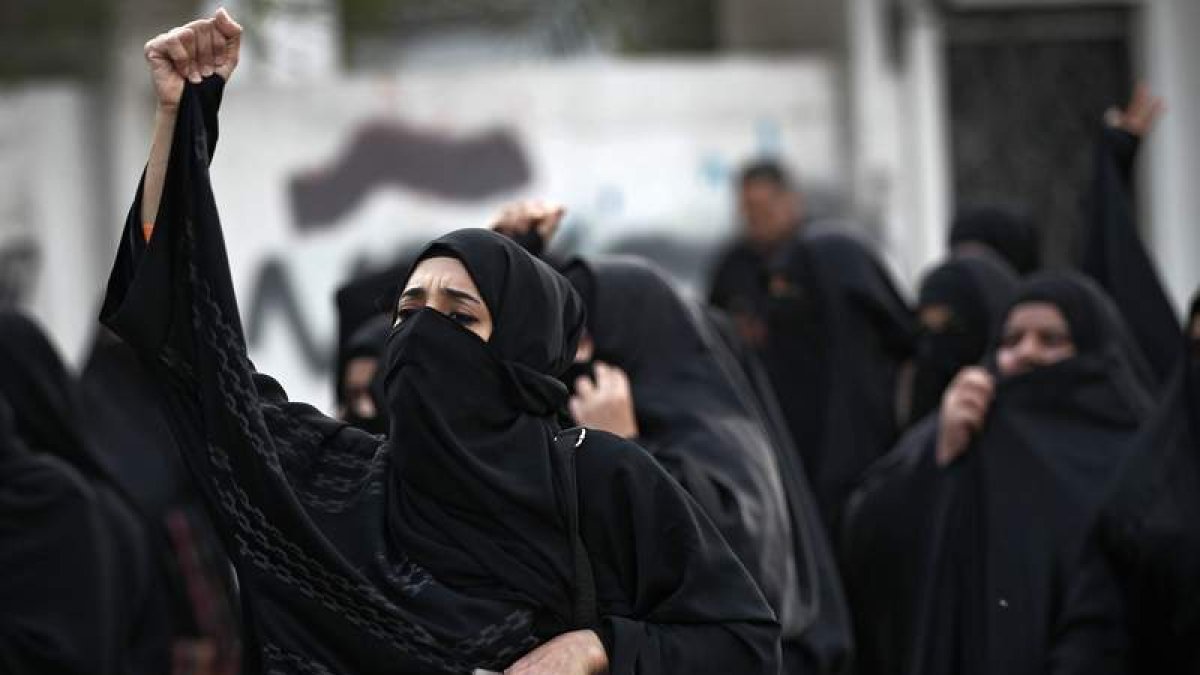 Varias mujeres protestan en Barein.