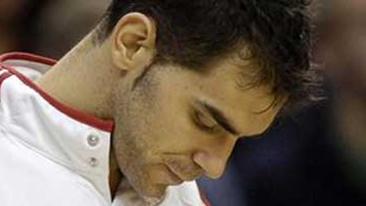 El jugador de los Raptors de Toronto, el español José Calderón lamenta la derrota.
