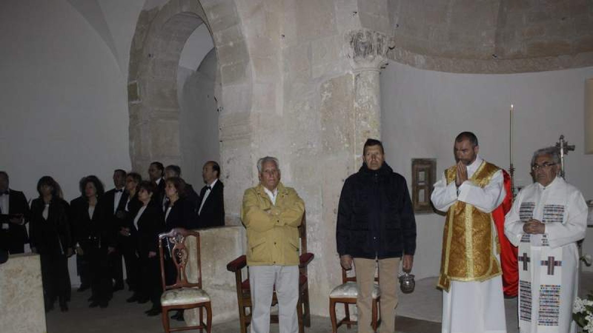 El templo mozárabe recupera el culto una vez al año desde 2010. Tras la misa, una persona ataviada a la antigua usanza ofreció el mazapán. CAMPOS