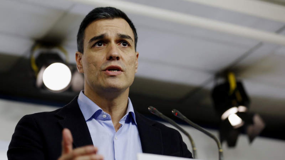 El secretario general de los socialistas, Sánchez, durante la comparecencia de ayer.