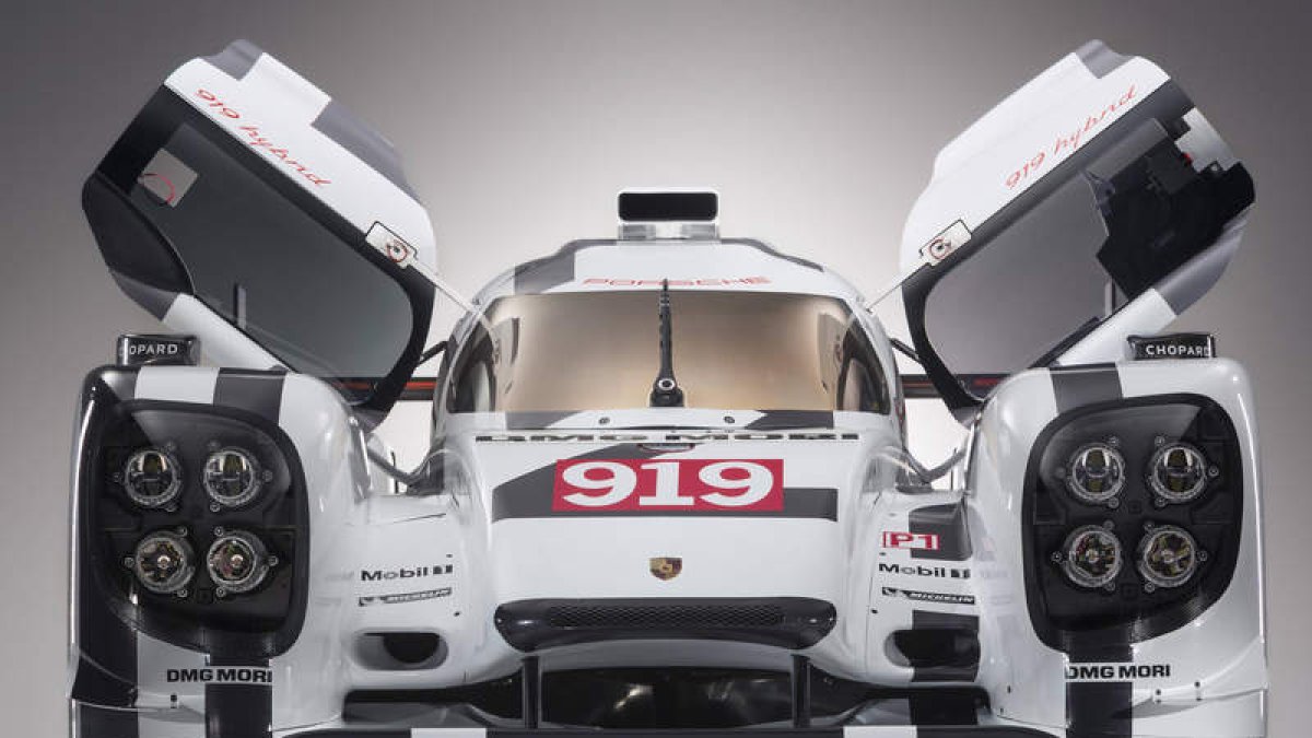 Es verdad que no tiene «mucho» que ver…pero, ¿no les «suena» ésta sugestiva imagen cenital del 919 Hybrid con «aquella» del mítico 917 «cola larga»…?
