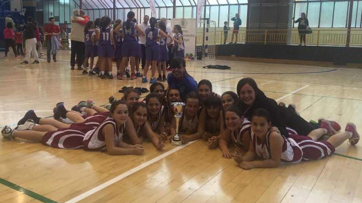 Las leonesas posan con la copa y las medallas de campeonas.