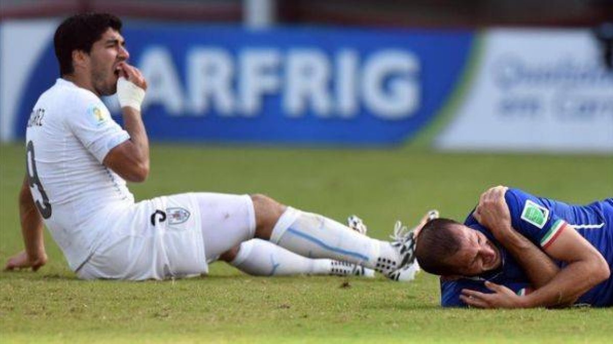 Suárez y Chiellini, tras el incidente del mordisco en el Mundial de Brasil.