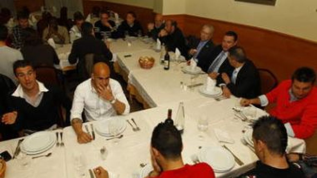 José Luis Tamargo invitó a cenar a la plantilla de la Cultural en un céntrico restaurante de la capi