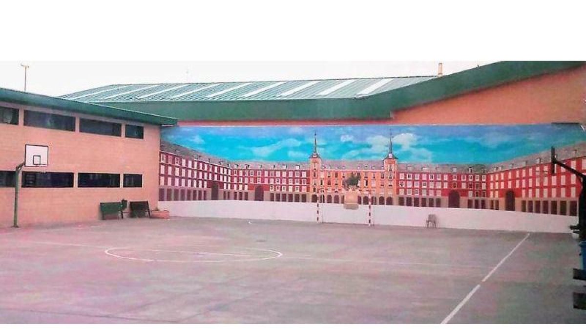 Patio de la prisión de Estremera (Madrid). Al fondo, el mural en cuya elaboración han trabajado los exconsellers Oriol Junqueras y Joaquim Forn.