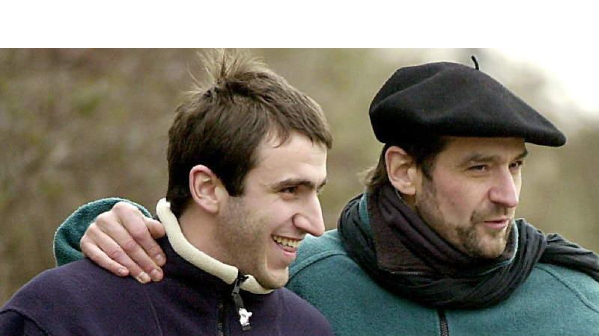 Egoitz Urrutikoetxea junto a su padre, Josu Ternera.