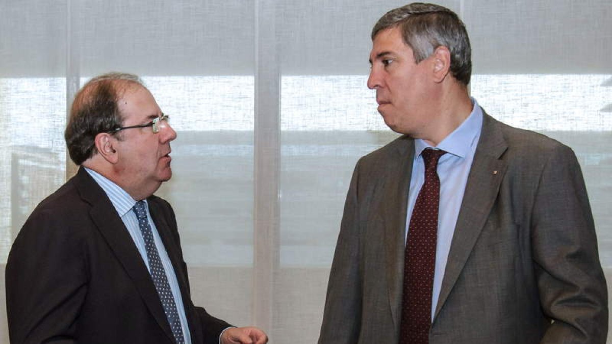 Herrera y De los Mozos, ayer, al inicio de la reunión.