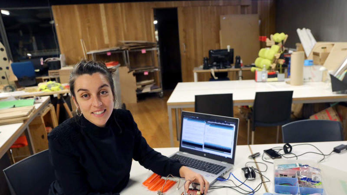 Silvia Teixeira, en el laboratorio de Medialab Prado, en Madrid, con los prototipos de satélites que diseña. RAQUEL P. VIECO