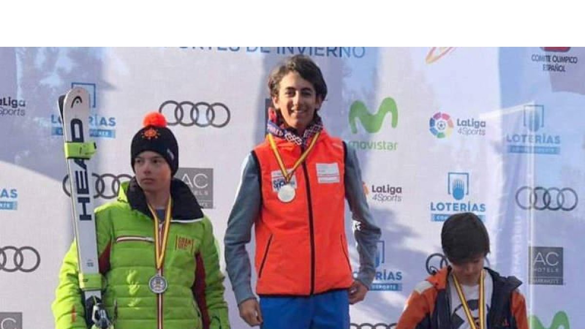 Pedro González, en lo más alto del podio del Nacional de Esquí. DL