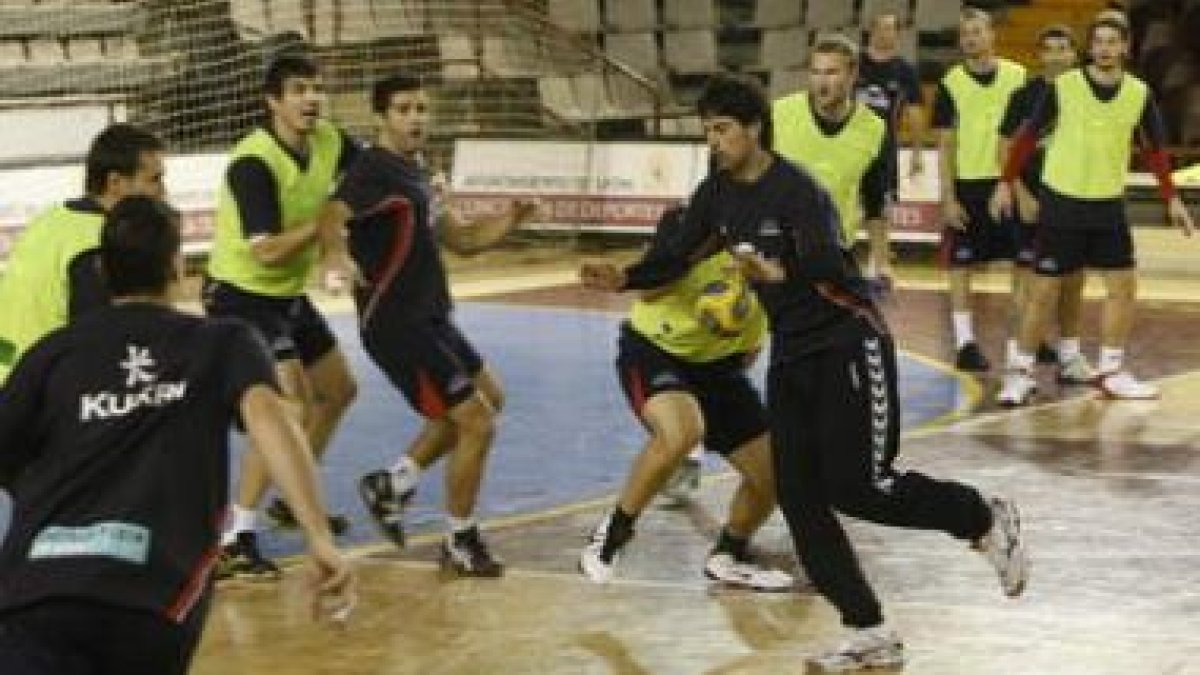 Los jugadores del Reale Ademar, con García Vega en primer término, durante un reciente entrenamiento