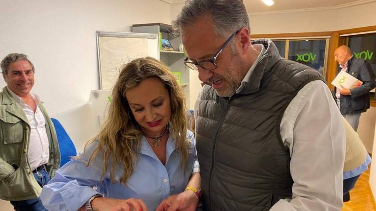 Blanca Herreros y Carlos Pollán analizan los datos. DL