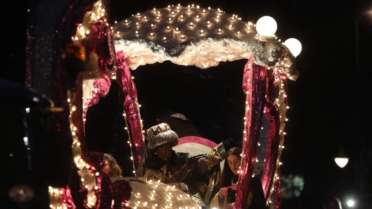 El Mago Chalupa, personaje singular de la Navidad de Ponferrada antecedió a los tres Reyes Magos en una góndola. L. DE LA MATA