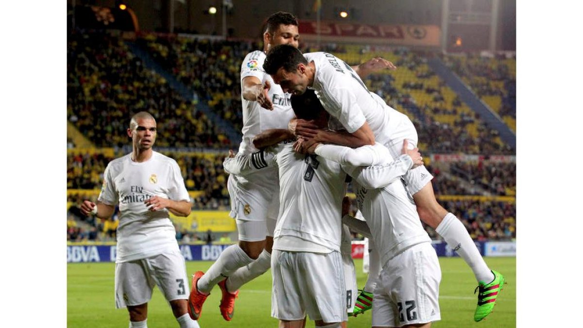 Los jugadores del Real Madrid celebran con Ramos el primer gol ante Las Palmas. ELVIRA URQUIJO