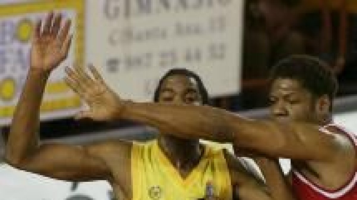 Reid pugna con Peterson por un balón en la zona, que fue de nuevo un calvario para el equipo leonés