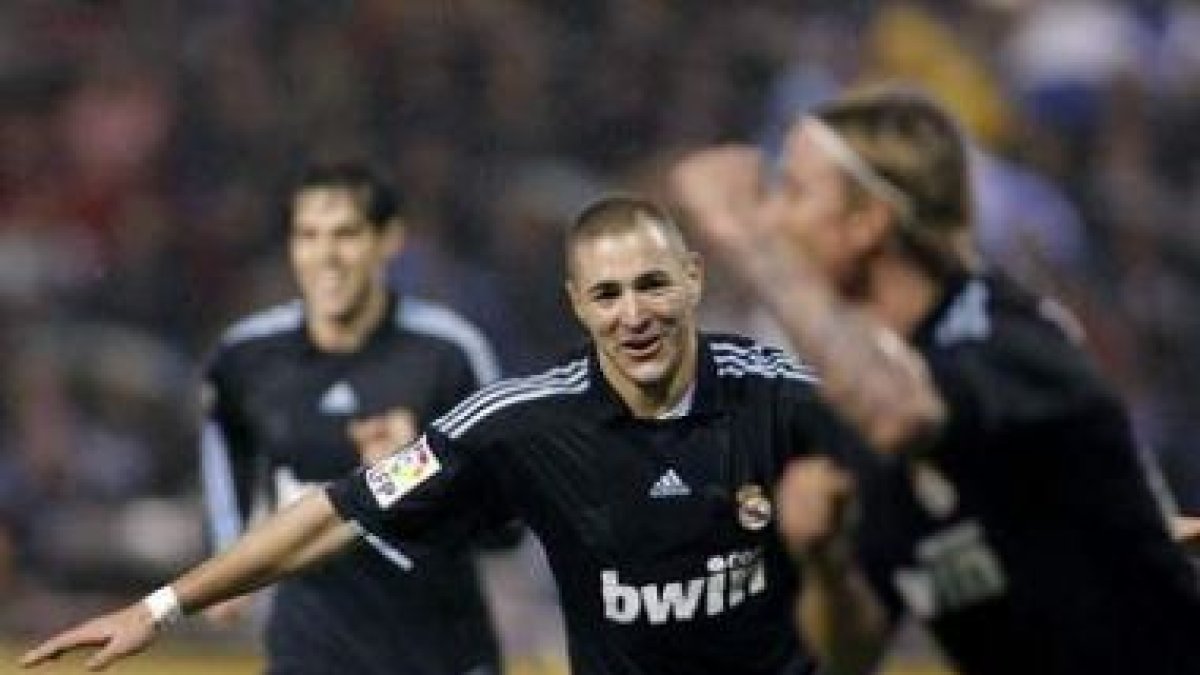 Benzema, autor de dos de los tres goles del Madrid, celebra el primero junto a Guti.