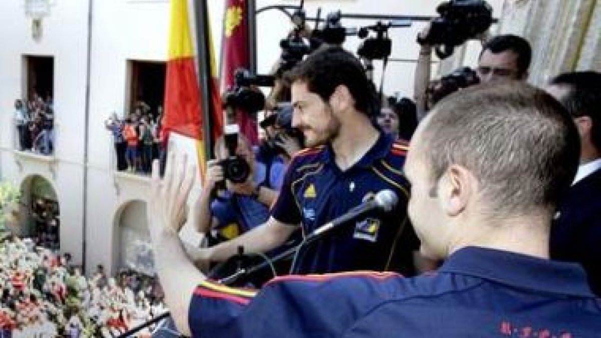 Casillas e Iniesta saludan en el balcón de Caravaca de la Cruz.
