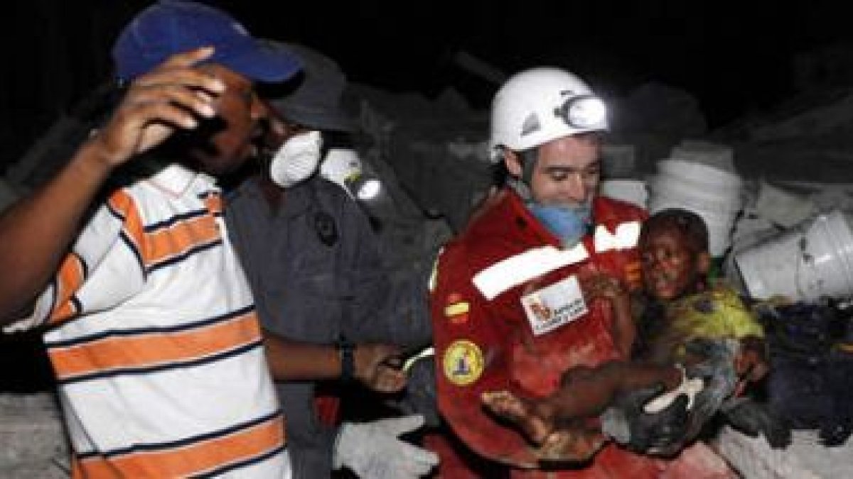 La imagen de Óscar Vega con el niño en brazos fue portada en todo el mundo.
