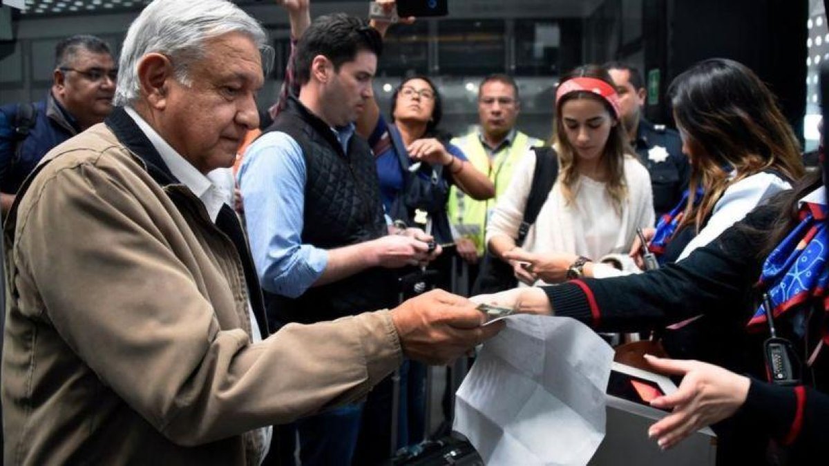 Andrés Manuel López Obrador, presidente de México, recoge su billete de avión antes de embarcar en un vuelo comercial en el aeropuerto internacional de México el 15 de febrero del 2019.