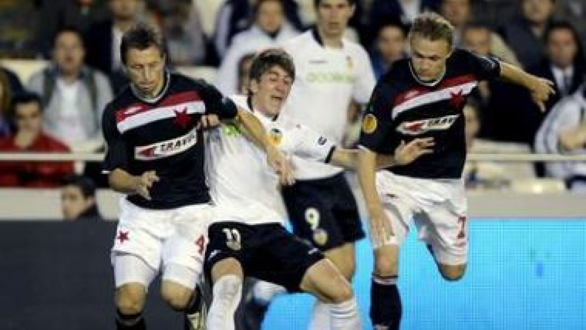 El centrocampista del Valencia Pablo Hernandez pierde el balón ante varios rivales.