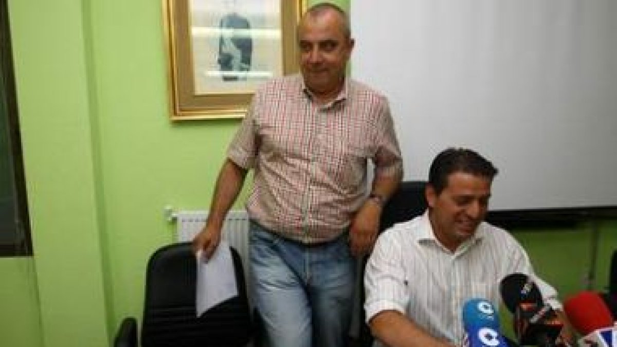 José Giménez y el alcalde de Cacabelos en una rueda de prensa al iniciarse este mandato.