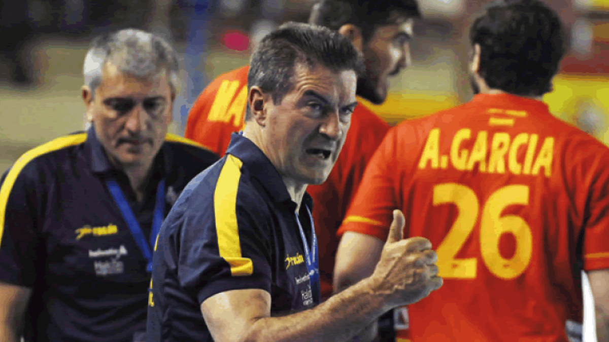 Manolo Cadenas, siempre intenso, dirigiendo un partido de la selección española.