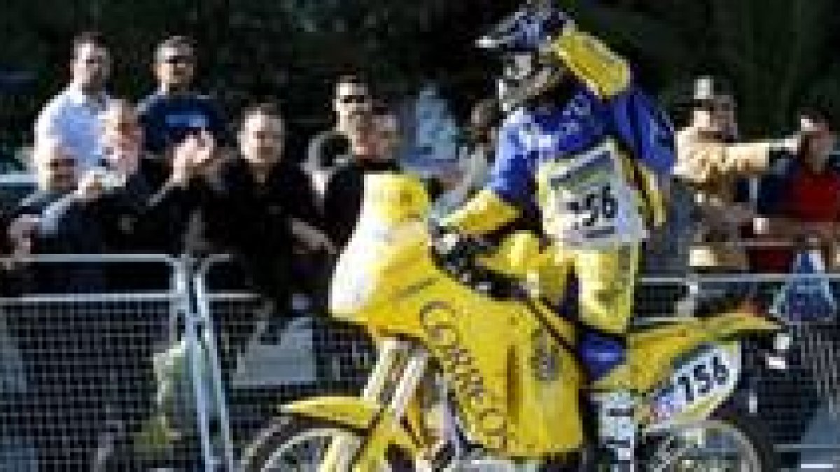 Amparo Ausina ayer en su llegada a la meta de Dakar, donde se casará