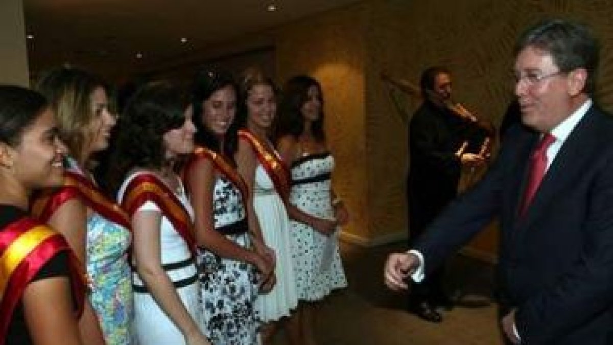 El presidente de las Cortes, José Manuel Fernández Santiago, charla con dos de las asistentes a la c