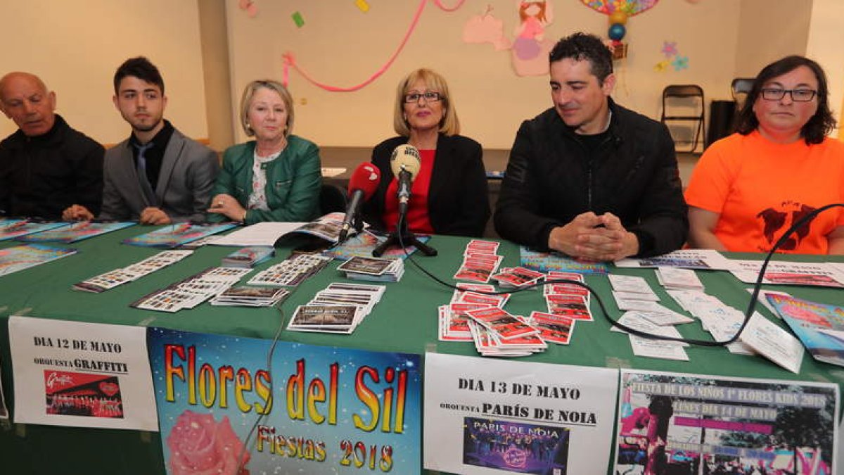 Representantes de la asociación de vecinos y del Ayuntamiento, en la presentación del programa. L. DE LA MATA
