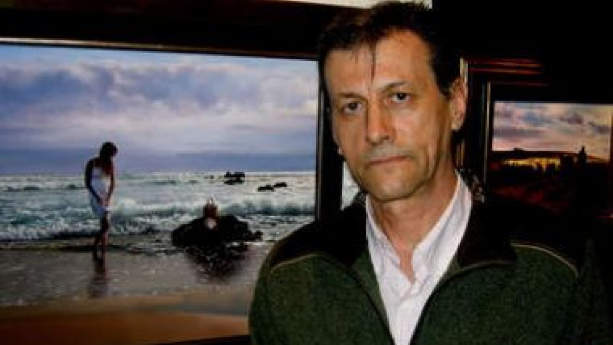 El pintor palentino Sáenz Pedrosa posa junto a una de sus obras