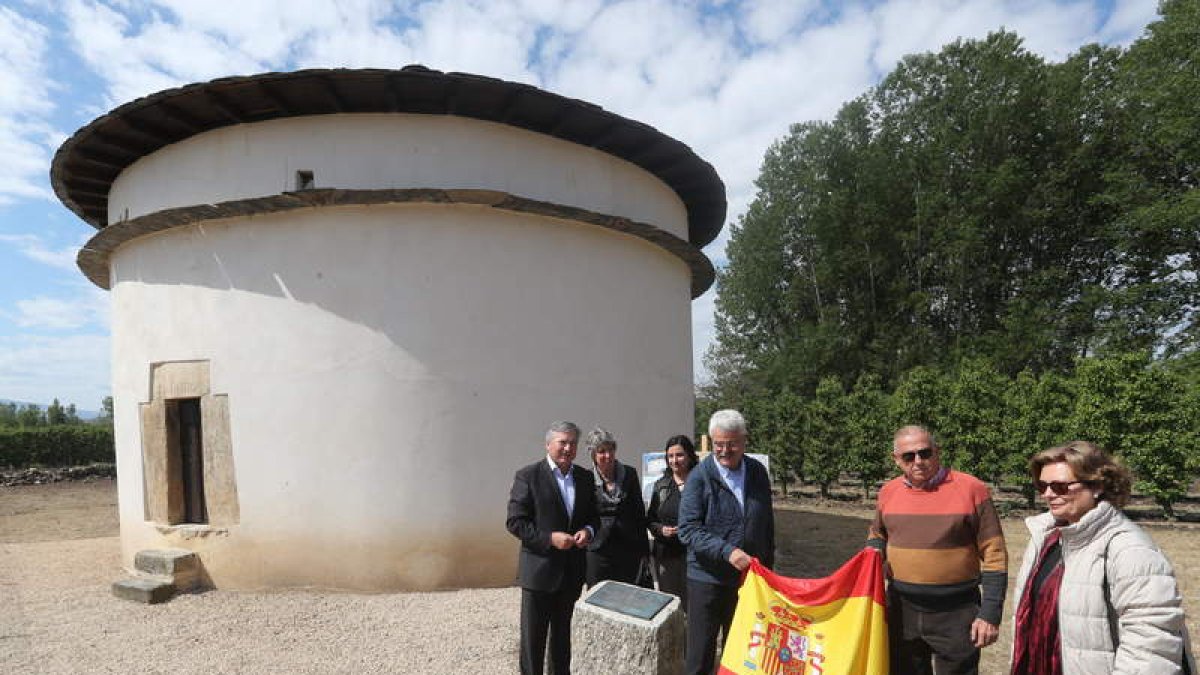 Junto al palomar, un monolito reconoce la contribución del matrimonio holandes. L. D. M.