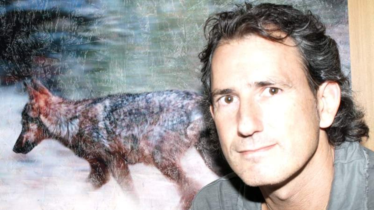 Andoni Canela, con una de sus fotos.