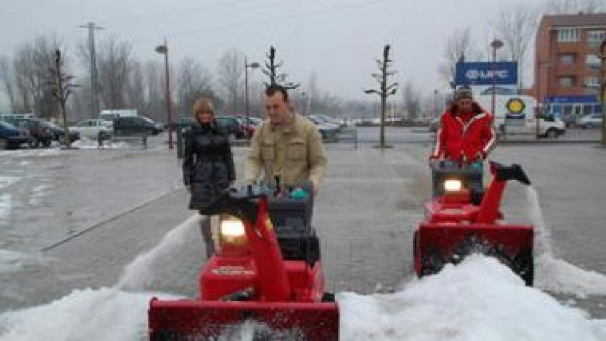 El funcionamiento de las máquinas se comprobó en la nieve existente en la plaza del consistorio.
