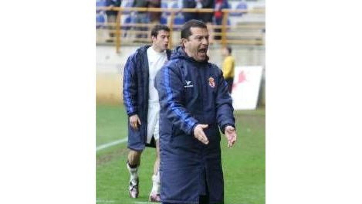 Álvarez Tomé se vuelve con gesto expresivo tras una ocasión marrada