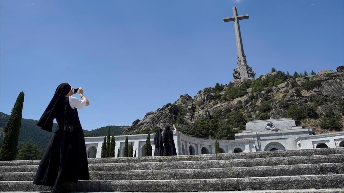 Una monja, de visita en el Valle de los Caídos