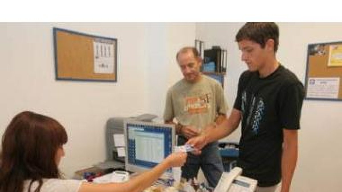 Los últimos días registran mayor afluencia de aficionados a las oficinas para retirar o hacer sus ca