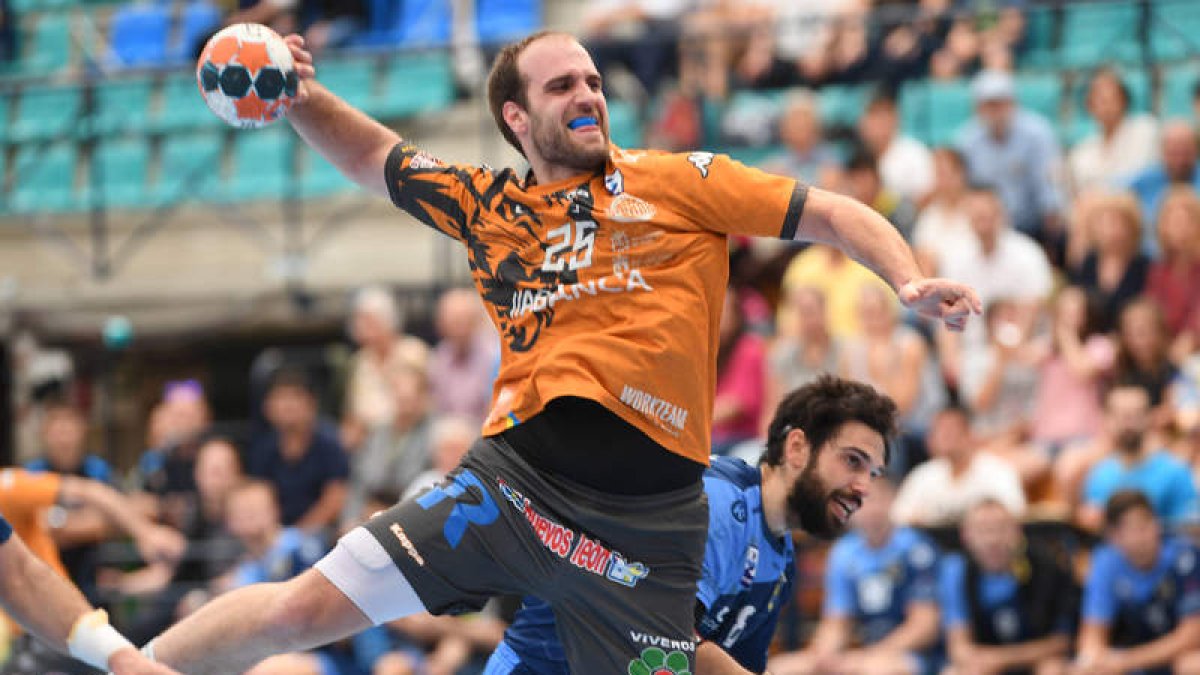 Zivan Pesic fue el jugador más activo del Abanca Ademar en ataque, pero sus seis goles no fueron suficientes para que los leoneses sumaran la victoria. LOF