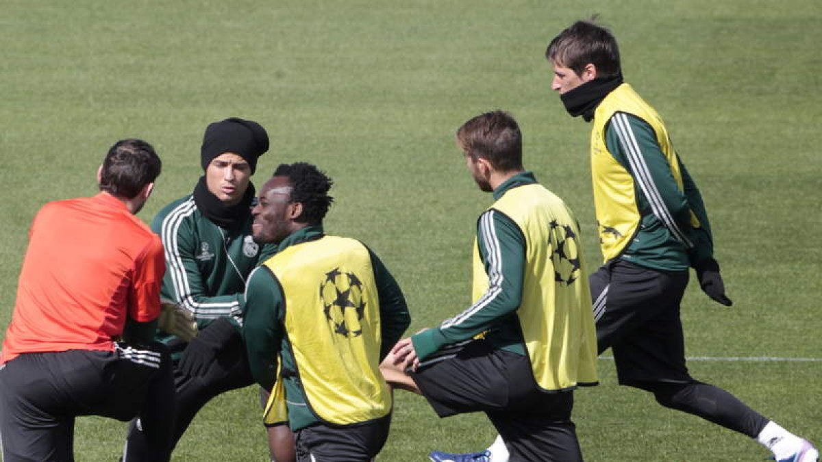 Casillas, Cristiano, Essien, Ramos y Coentrao, de izquierda a derecha, en el entrenamiento de ayer.