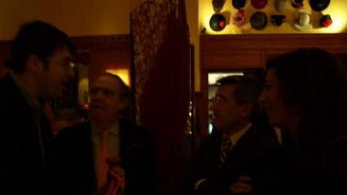 El alcalde y Travesí, instantes antes de la cena, con varios comensales