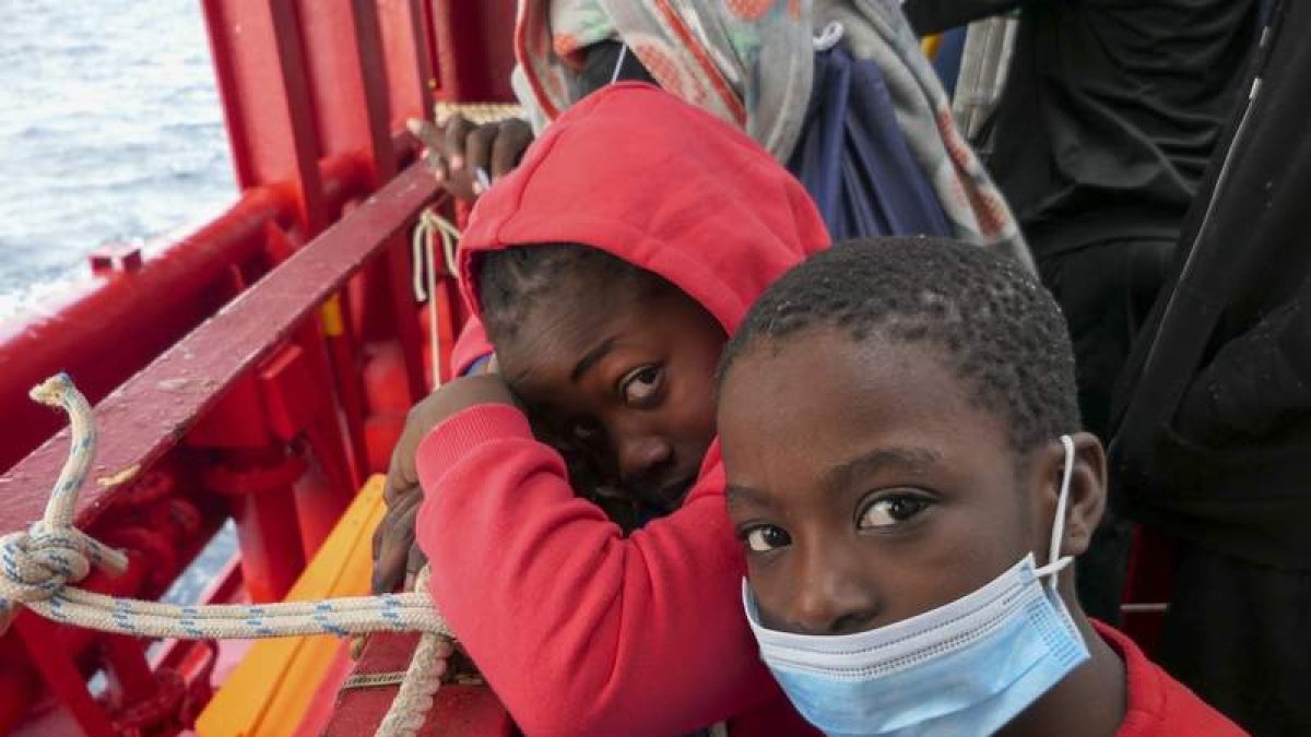 Imagen de dos niños rescatados por el Ocean Viking. EFE