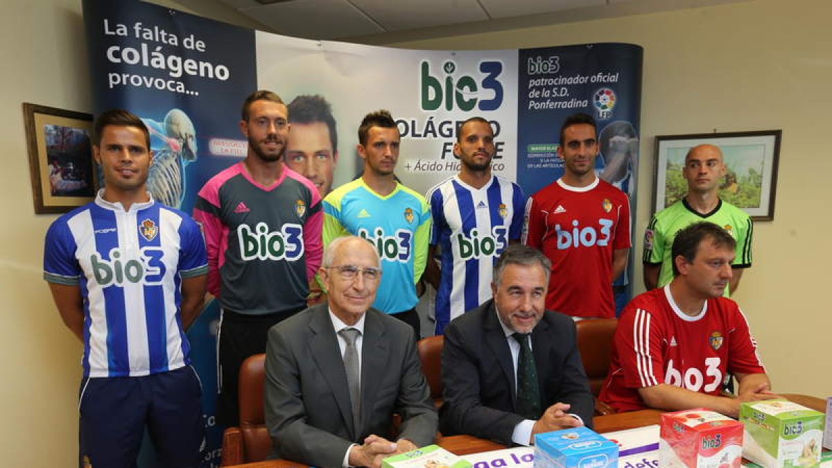 Acorán, primero por la izquierda, luce el maillot ciclista creado por la Deportiva con motivo del Mundial de Ponferrada.