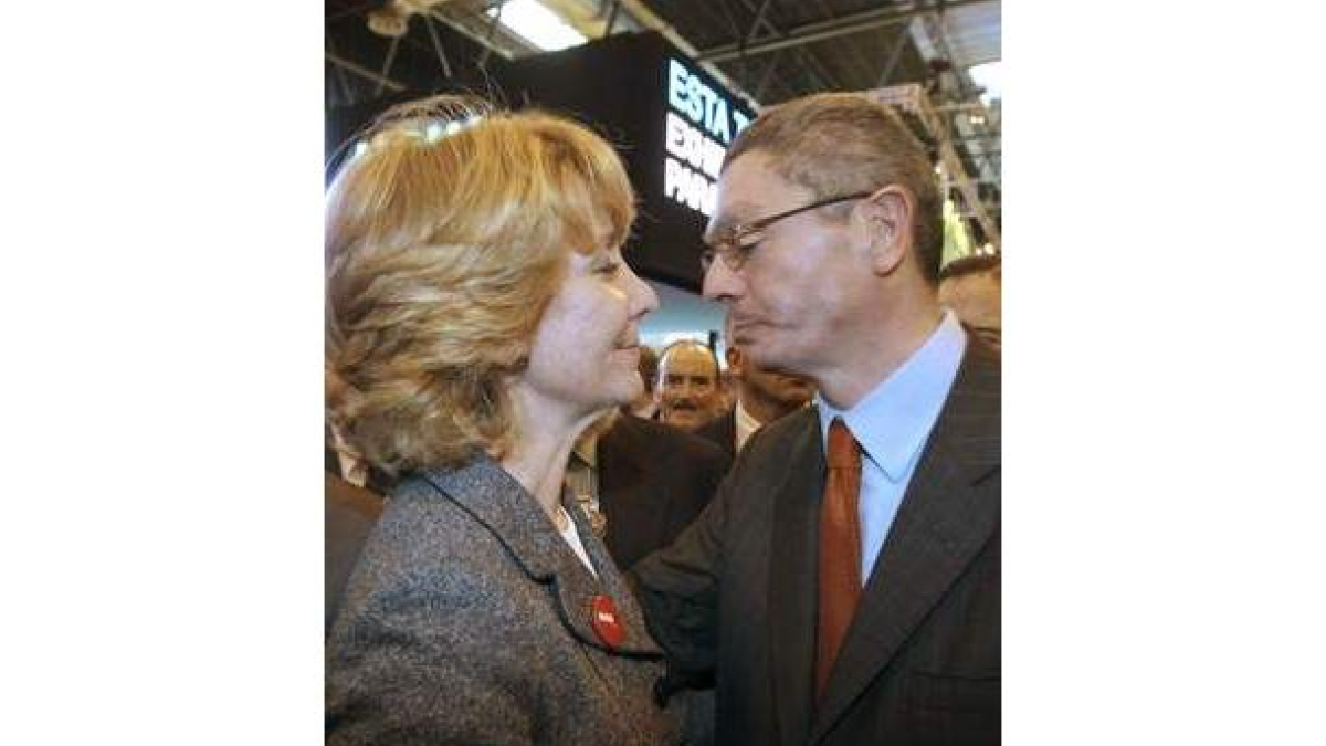 Aguirre y Gallardón se saludaron con un beso al llegar a Fitur