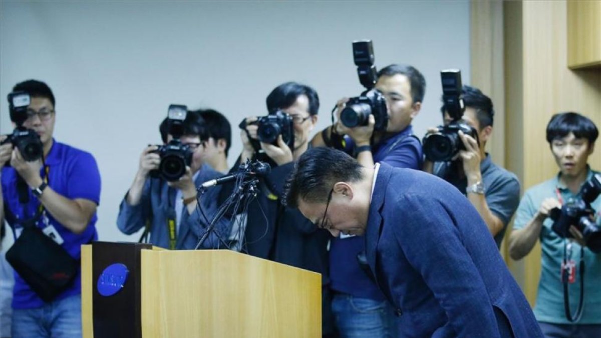 El director de la división de telefonía móvil de Samsung, Koh Dong-jin, hace una reverencia durante la rueda de prensa sobre los problemas del Galaxy Note 7.